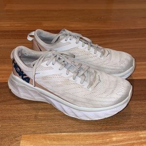 Hoka One One Arahi 4
